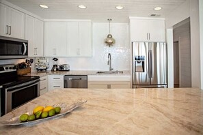 雪櫃、微波爐、焗爐、爐具