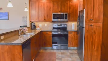 Townhome, 4 Bedrooms | Private kitchen | Oven