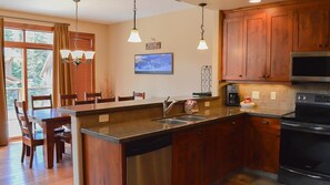 Townhome, 4 Bedrooms | Private kitchen
