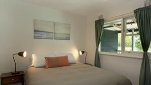 2 bedrooms, free WiFi, bed sheets - Sahara Trails 'Cabin 1' - WiFi, Air Conditioning, Horse Riding and much more !! (Anna Bay)