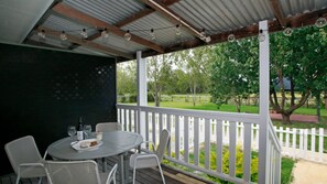 Outdoor dining - Sahara Trails 'Cabin 1' - WiFi, Air Conditioning, Horse Riding and much more !! (Anna Bay)