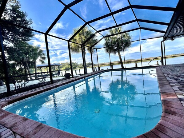 Una piscina al aire libre
