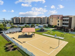 Sport court - Oceanfront condo for 4 in North Topsail Beach, perfect for a relaxing getaway! (North Topsail Beach)
