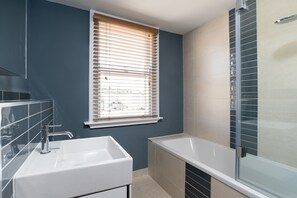 Casa, baño privado | Baño | Secador de pelo, toallas, champú y papel higiénico