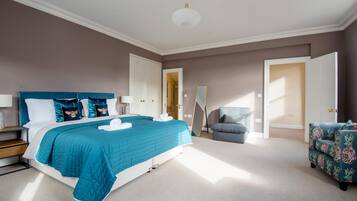 4 bedrooms, desk, iron/ironing board, free WiFi