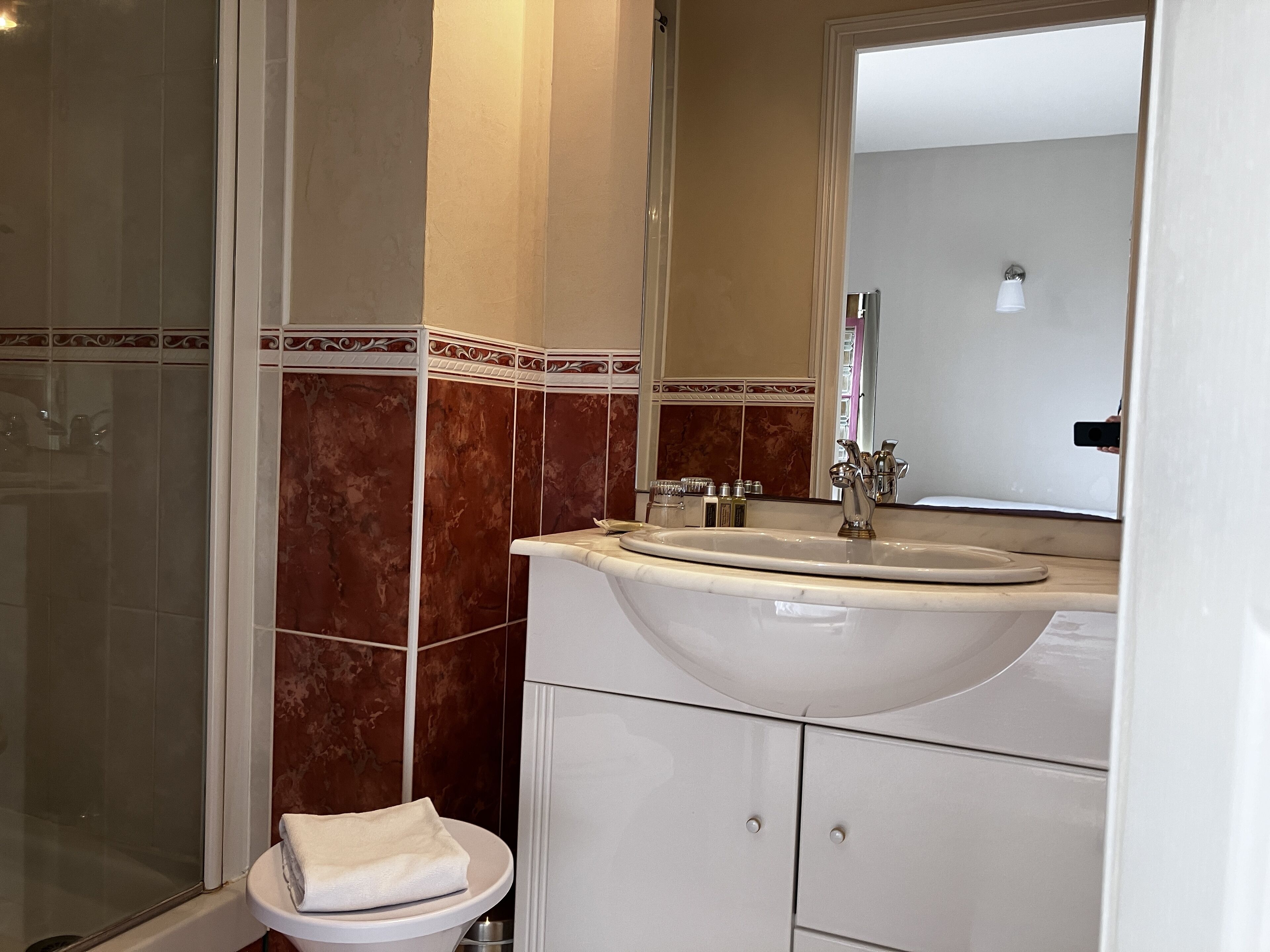 Un baño con ducha, lavabo e inodoro.