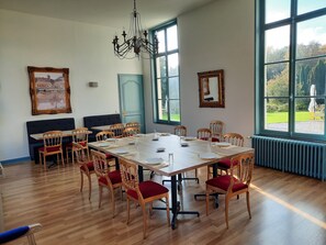 Daily buffet breakfast (EUR 14.95 per person) - Le Château d'Aubry (Aubry-du-Hainaut)