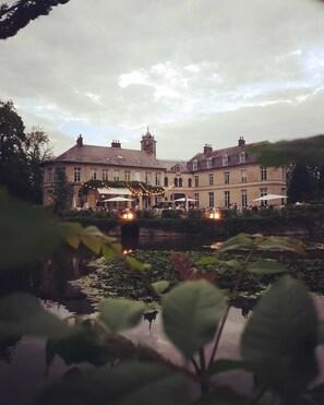 A historic building with a courtyard and a pond. - Le Château d'Aubry (Aubry-du-Hainaut)