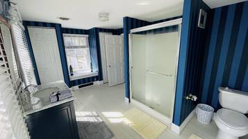 Duschwanne, Haartrockner, Handtücher, Toilettenpapier