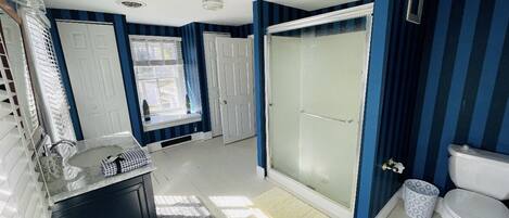 Ensemble douche/baignoire, sèche-cheveux, serviettes fournies