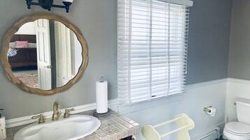 Duschwanne, Haartrockner, Handtücher, Toilettenpapier