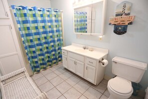 Bathtub, towels - Crusty Crab - Boat Access - Island Realty (Grand Isle)