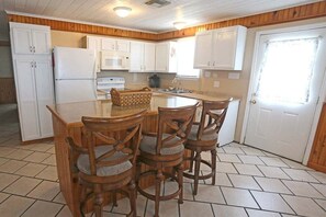 Kylskåp, mikrovågsugn, ugn och spishäll