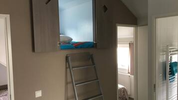 3 bedrooms, travel cot, free WiFi, bed sheets