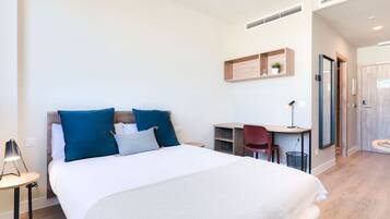 Standard Studio | Desk, laptop workspace, free WiFi, bed sheets