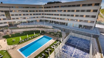 Una piscina al aire libre de temporada