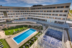 Una piscina al aire libre de temporada