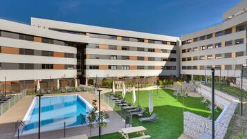 Una piscina al aire libre de temporada