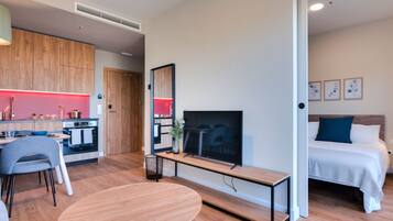 Tủ lạnh nhỏ, lò vi sóng, dụng cụ nấu nướng/bát dĩa/dao nĩa