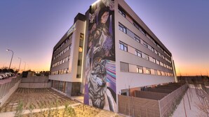 A modern building with a large mural of a wolf on its side. -  Livensa Living Studios Madrid Alcobendas (Alcobendas)
