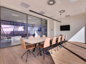 Studio Superior - terrass | Vardagsrum | 32-tums smart-tv med digitalkanaler och tv