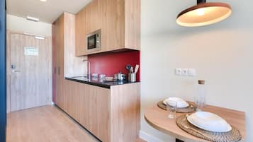 Standaard studio | Een bureau, een laptopwerkplek, gratis wifi, beddengoed