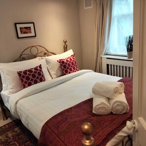 2 bedrooms, iron/ironing board, free WiFi, bed sheets - Gorgeous Georgian apartment, 2 King beds and Garden (London)