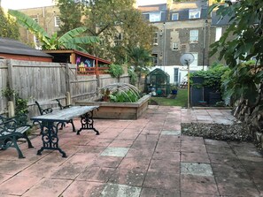 Outdoor dining - Gorgeous Georgian apartment, 2 King beds and Garden (London)