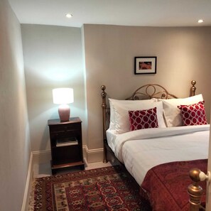 2 bedrooms, iron/ironing board, free WiFi, bed sheets - Gorgeous Georgian apartment, 2 King beds and Garden (London)