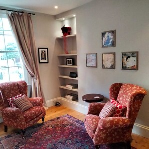 Living area - Gorgeous Georgian apartment, 2 King beds and Garden (London)