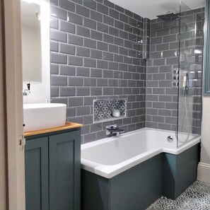 Combined shower/bathtub, hair dryer, towels, soap - Gorgeous Georgian apartment, 2 King beds and Garden (London)