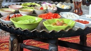 فطور من الأطباق المحلية يوميًا مقابل رسوم