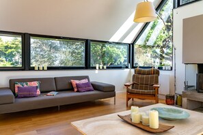 Una televisión, una chimenea, una mesa de tenis de mesa, libros