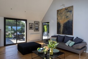 TV, fireplace, ping pong, books