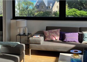 TV, fireplace, ping pong, books