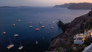 A coastal view with multiple sailboats anchored near rocky cliffs. - Elias Cave Oia 270o Caldera View  Bioclimatic Eco House Santorini  (Οία)
