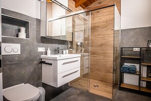 Executive Suite, Private Bathroom, Mountain View | Bathroom - Familien am Hang (Friedrichshafen)