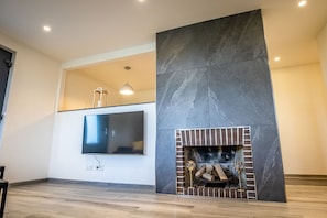 Suite familiar, baño privado, vistas a la montaña | Salón