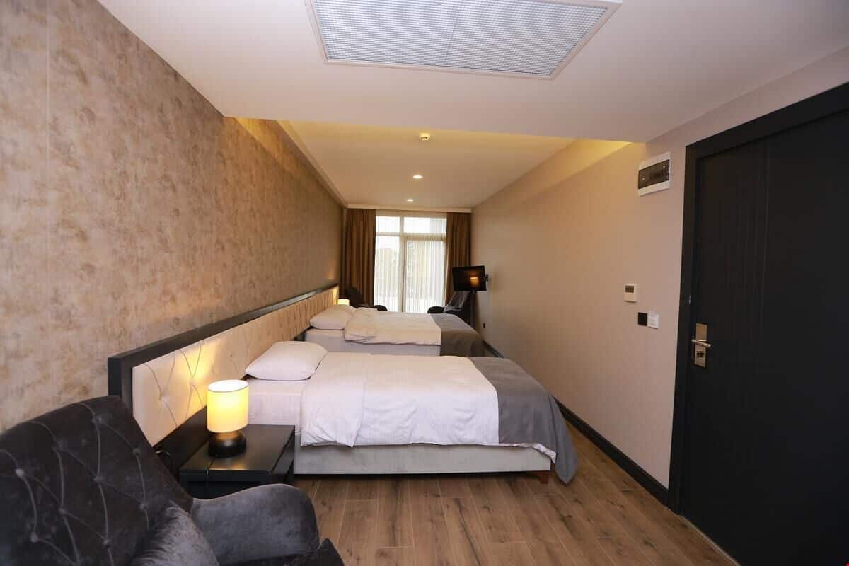 Habitación familiar con 2 camas individuales | Espacio para trabajar con un portátil y wifi gratis