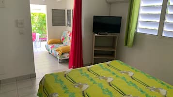 1 habitación, tabla de planchar con plancha, wifi gratis y ropa de cama