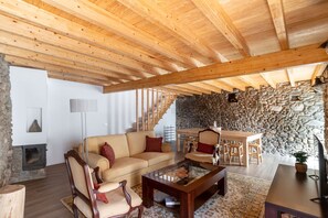 Smart TV, fireplace, books - Beautiful House (Miranda do Corvo)