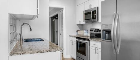 Réfrigérateur, micro-ondes, four, plaque de cuisson