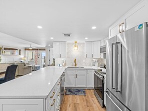 Réfrigérateur, micro-ondes, four, plaque de cuisson