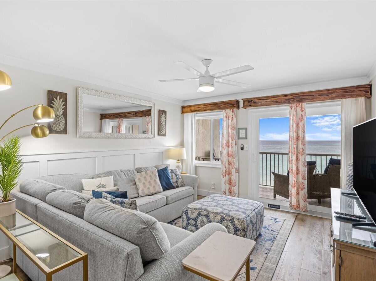 TOP FLOOR, Beautiful END UNIT w/ Stunning Views! Free Beach Service (724)
