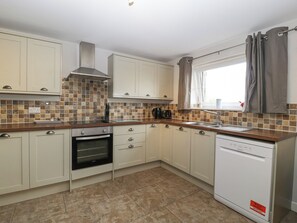 Dishwasher, cookware/dishes/utensils - Top Lodge (Chepstow)