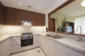 Appartamento Standard | Cucina privata | Frigorifero con congelatore, microonde, tostapane