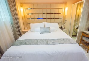 Deluxe kamer | Een minibar, een kluis op de kamer, individueel gemeubileerd, een bureau