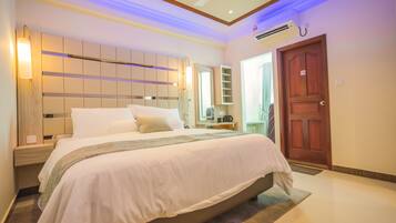 Quarto triplo luxo | Frigobar, cofres nos quartos, escrivaninha