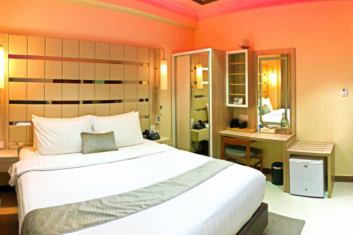 Deluxe Room | Minibar, in-room safe, desk, iron/ironing board
