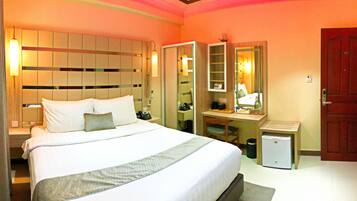 Deluxe Room | Minibar, in-room safe, individually furnished, desk